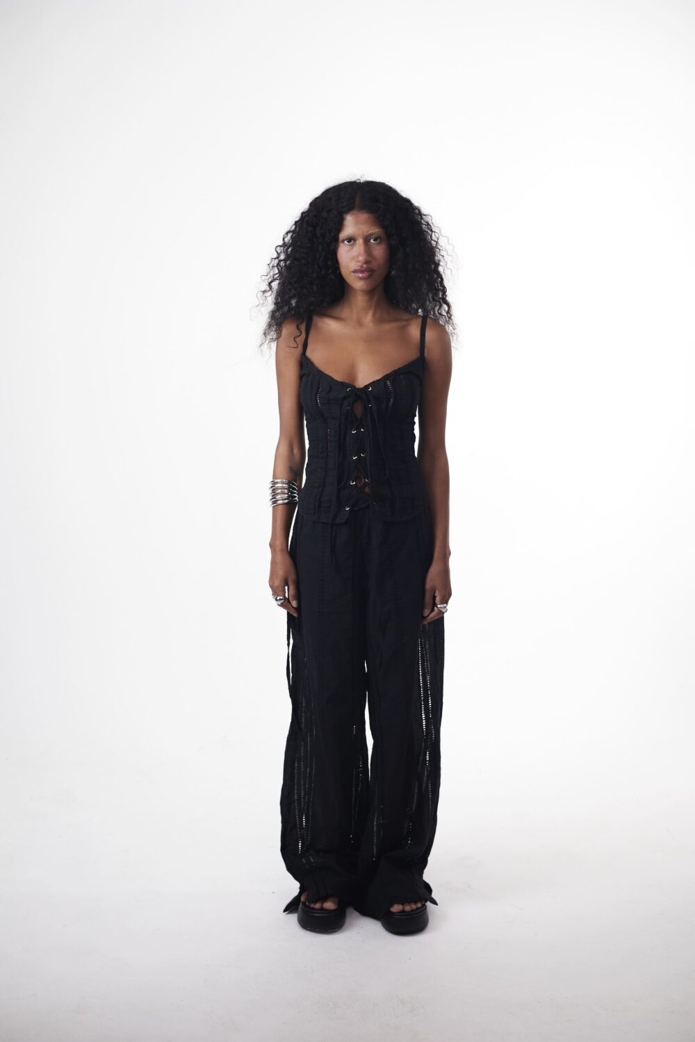 Blusa New Laise Ilhós Preta - Imagem 15