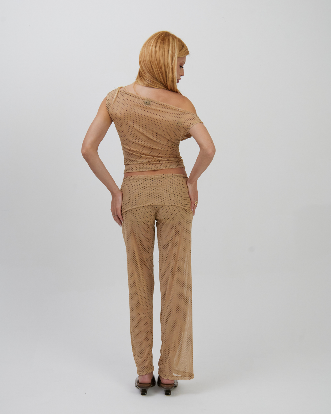 Blusa Ombro Caído Mini Poá Bege - Imagem 9