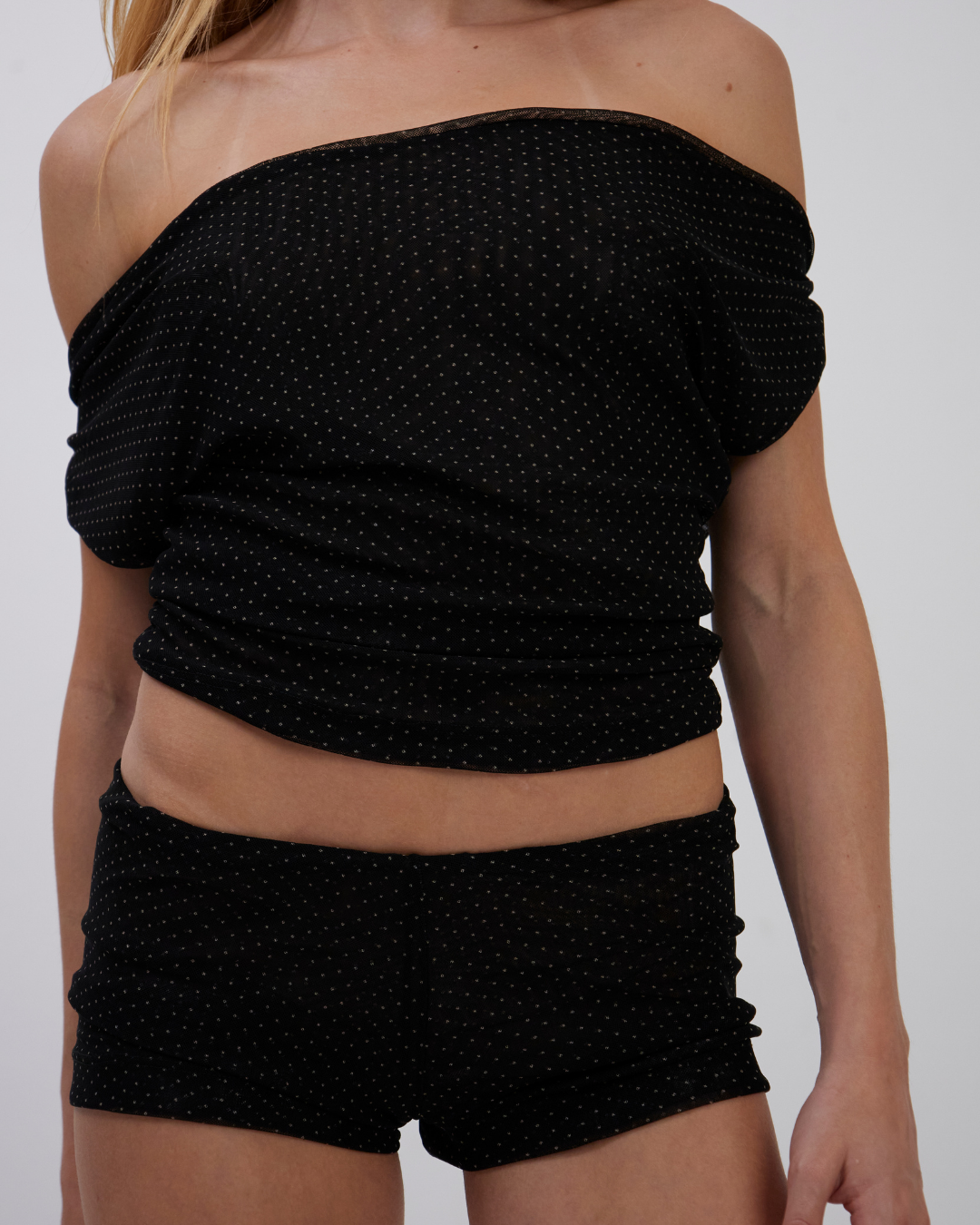 Blusa Ombro Caído Mini Poá Preto - Imagem 4