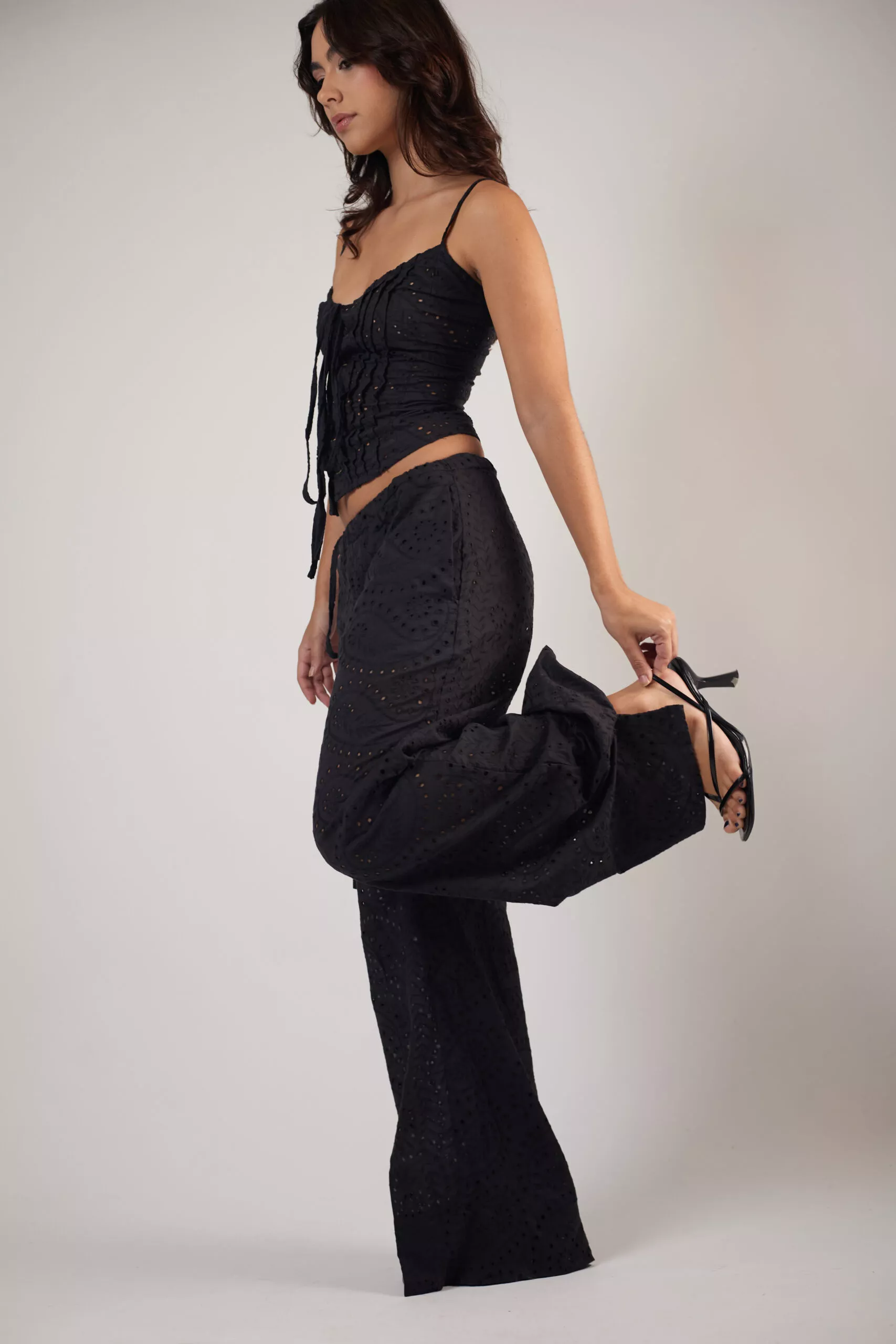 Blusa Laise Ilhós Preta - Imagem 11