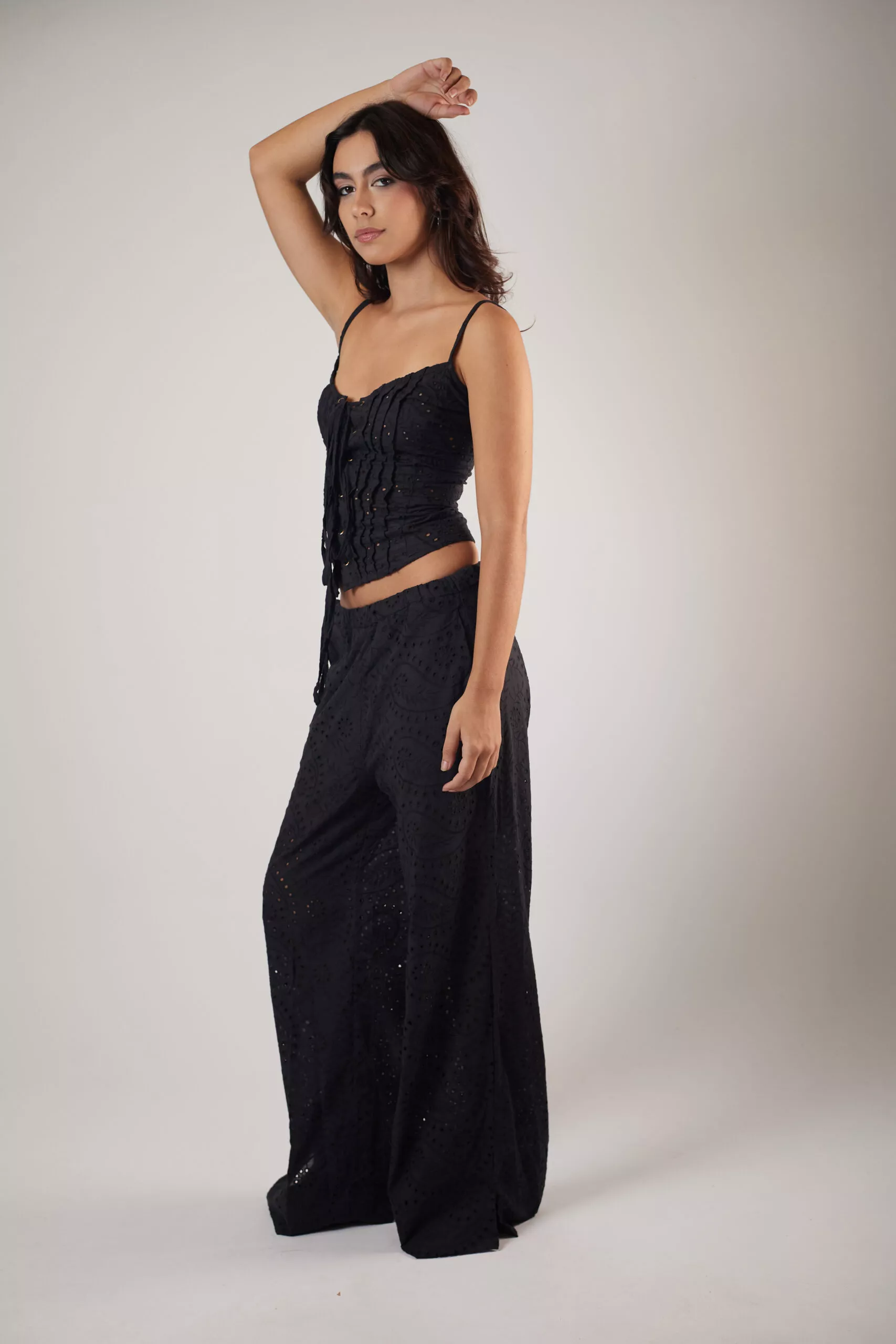 Blusa Laise Ilhós Preta - Imagem 10