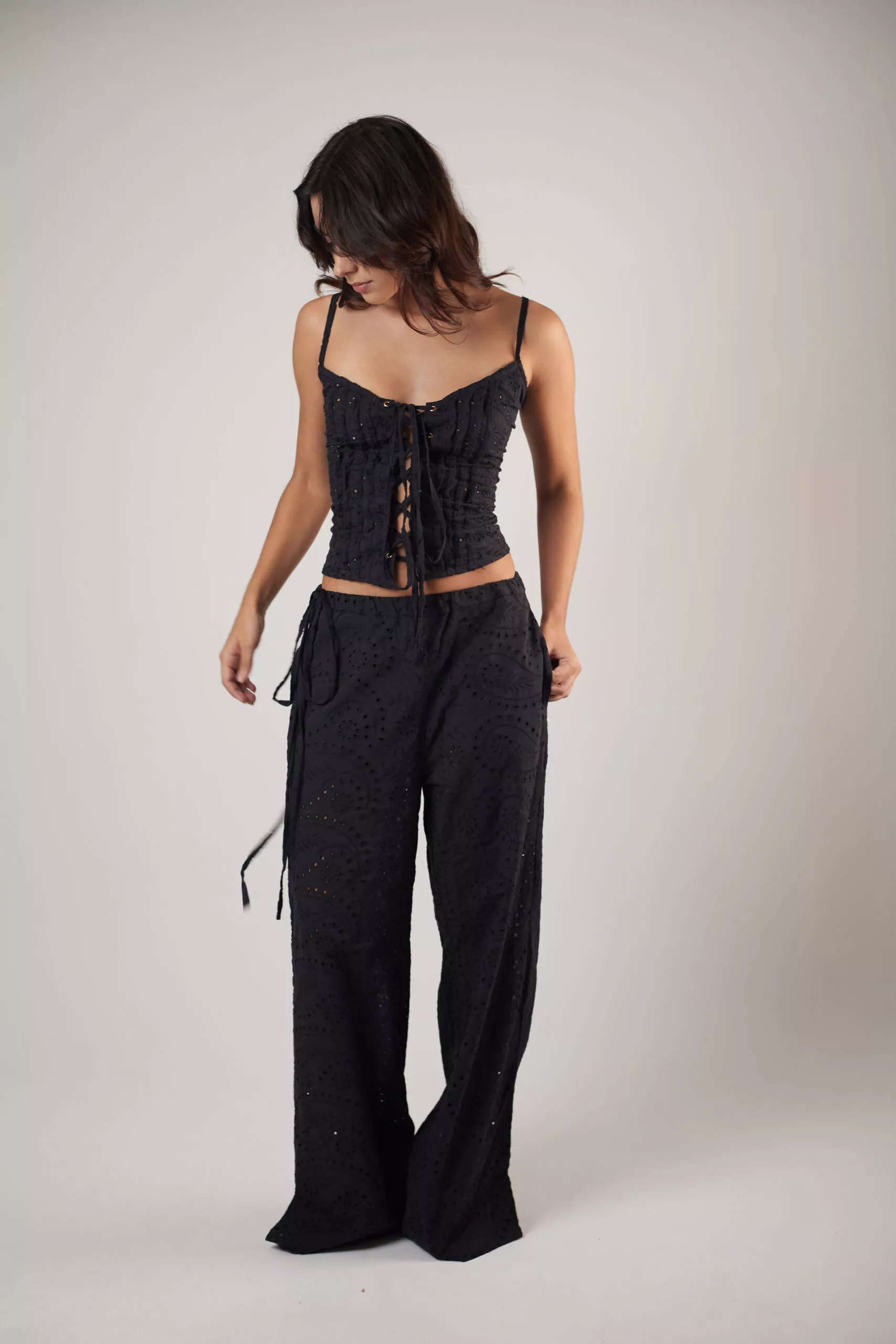 Blusa Laise Ilhós Preta - Imagem 8