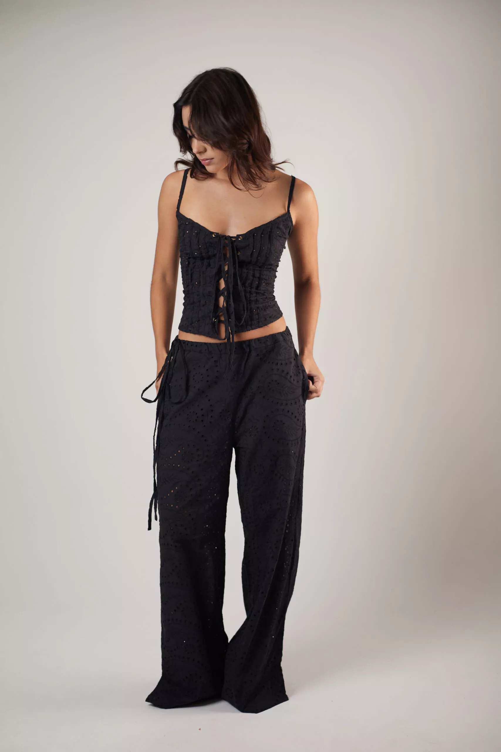 Blusa Laise Ilhós Preta - Imagem 9