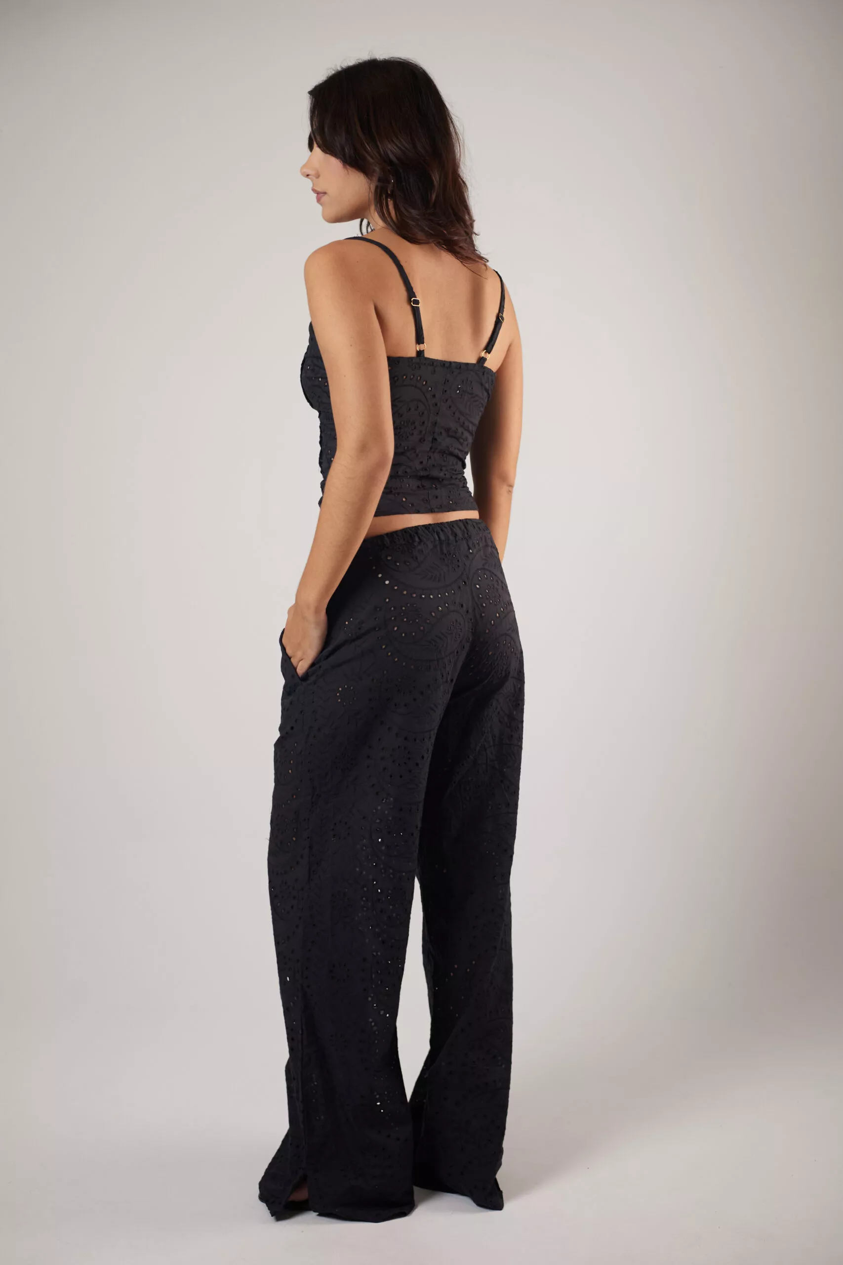 Blusa Laise Ilhós Preta - Imagem 13