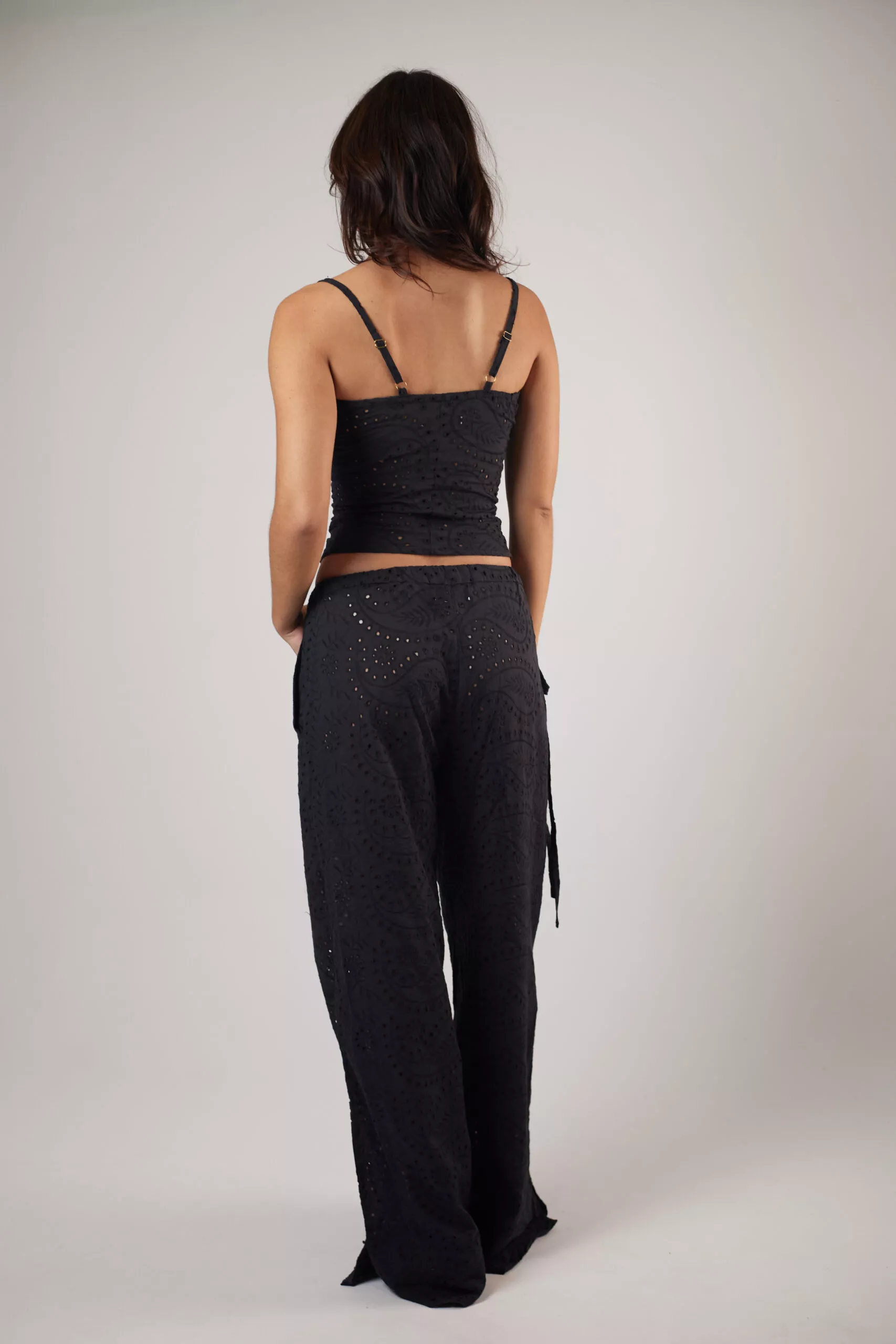 Blusa Laise Ilhós Preta - Imagem 14