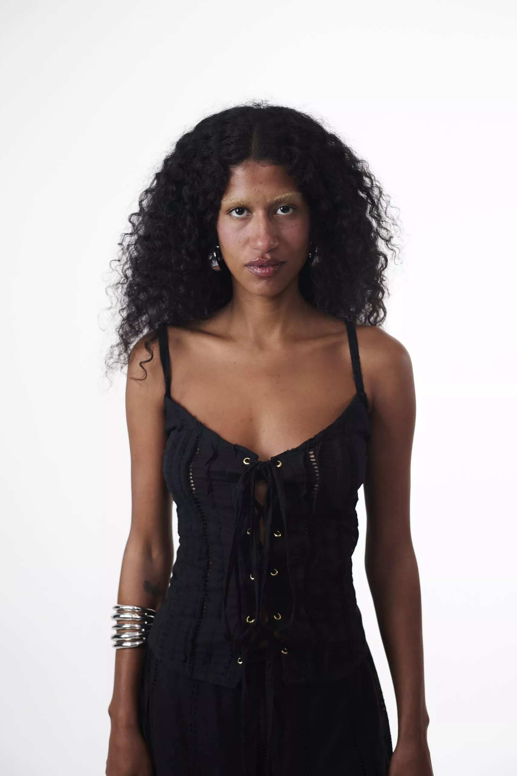 Blusa Laise Ilhós Preta - Imagem 4