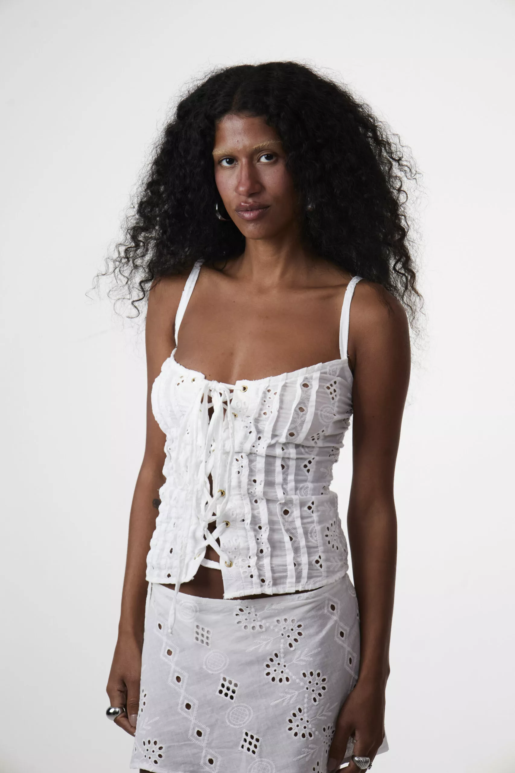 Blusa New Laise Ilhós Off - Imagem 10