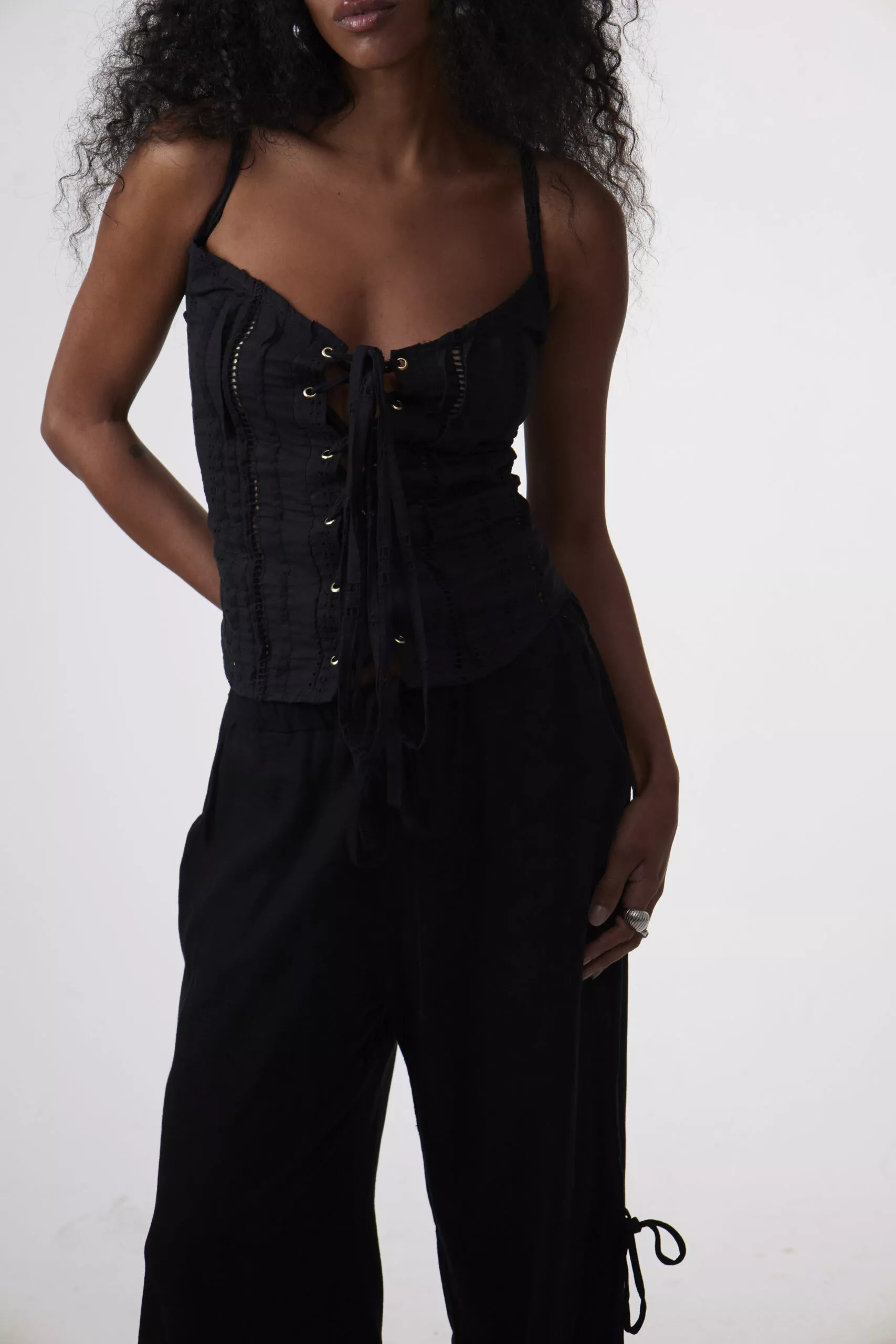 Blusa Laise Ilhós Preta - Imagem 12