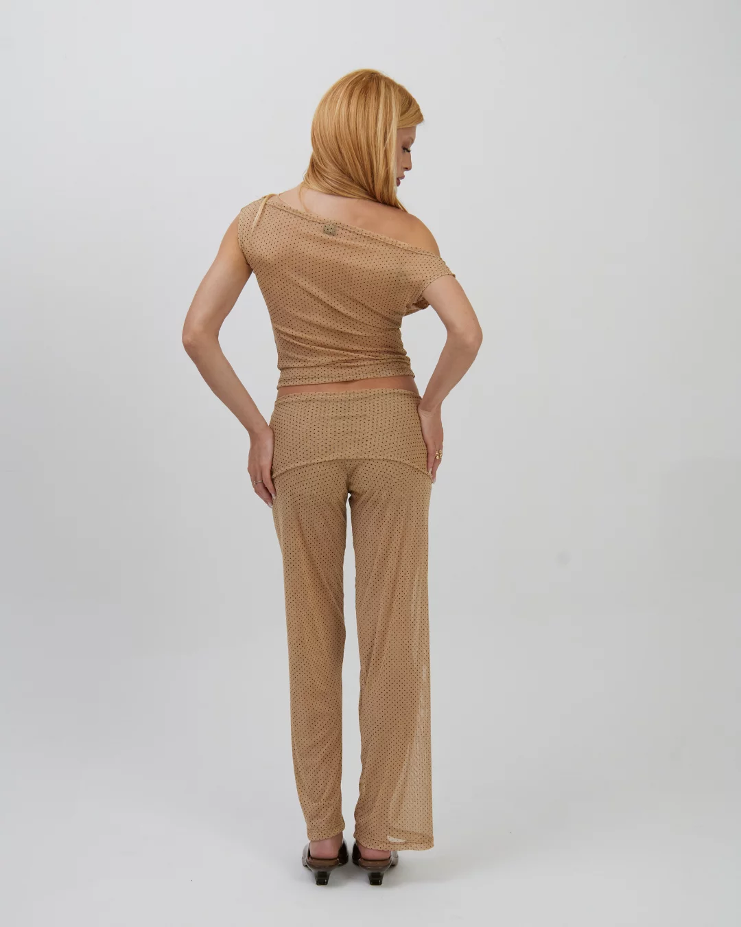 Blusa Ombro Caído Mini Poá Bege - Imagem 9