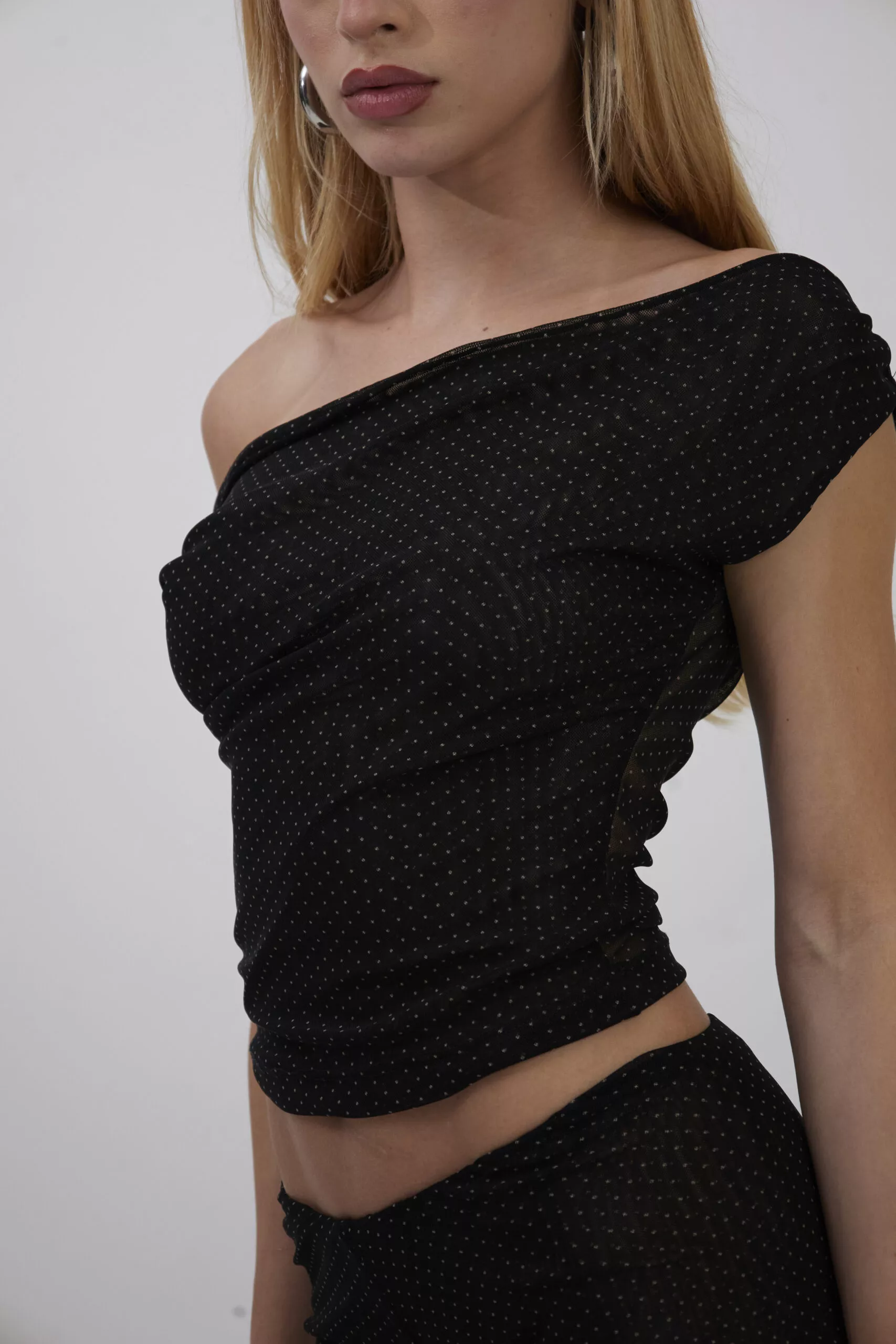 Blusa Ombro Caído Mini Poá Preto - Imagem 4