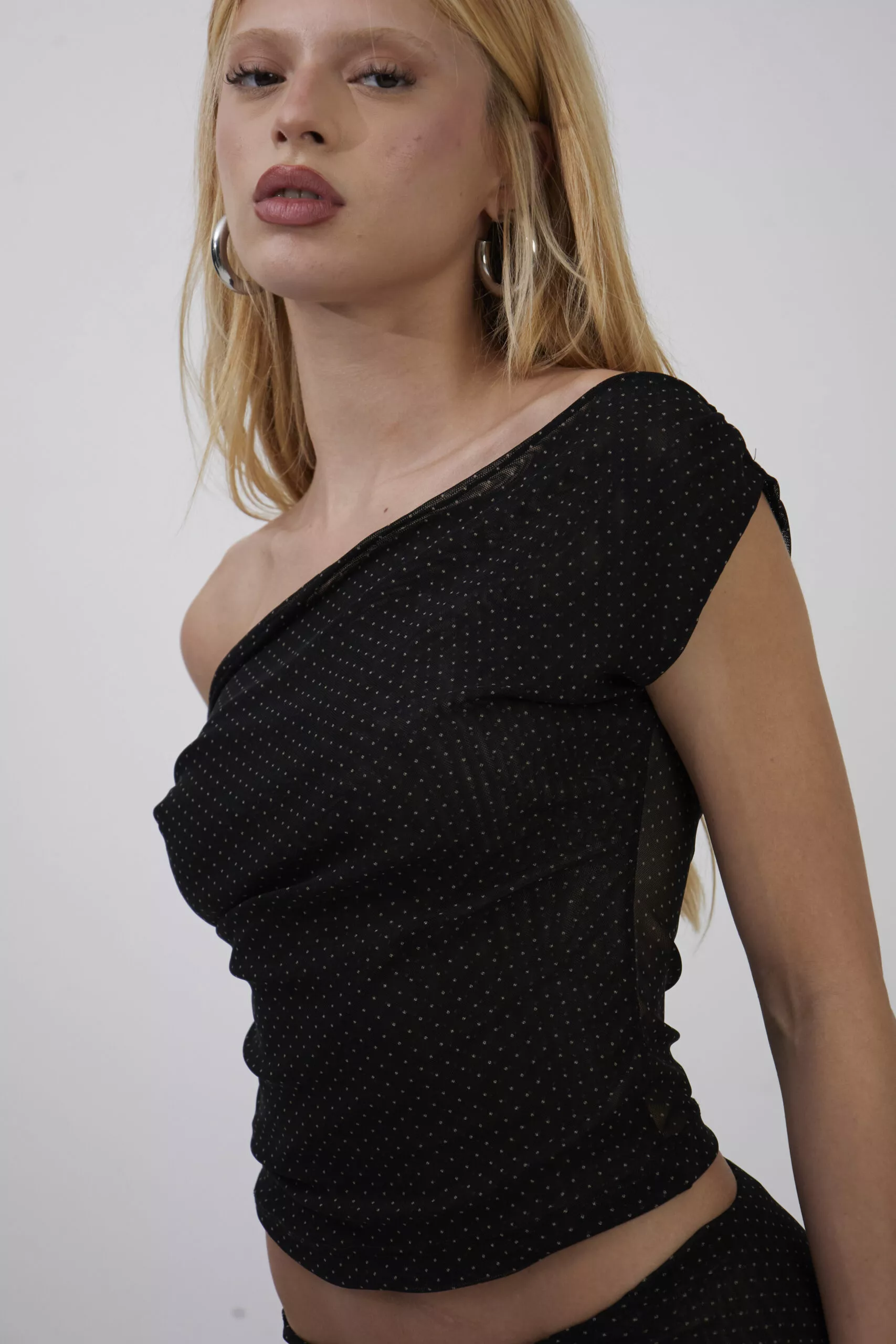 Blusa Ombro Caído Mini Poá Preto - Imagem 3