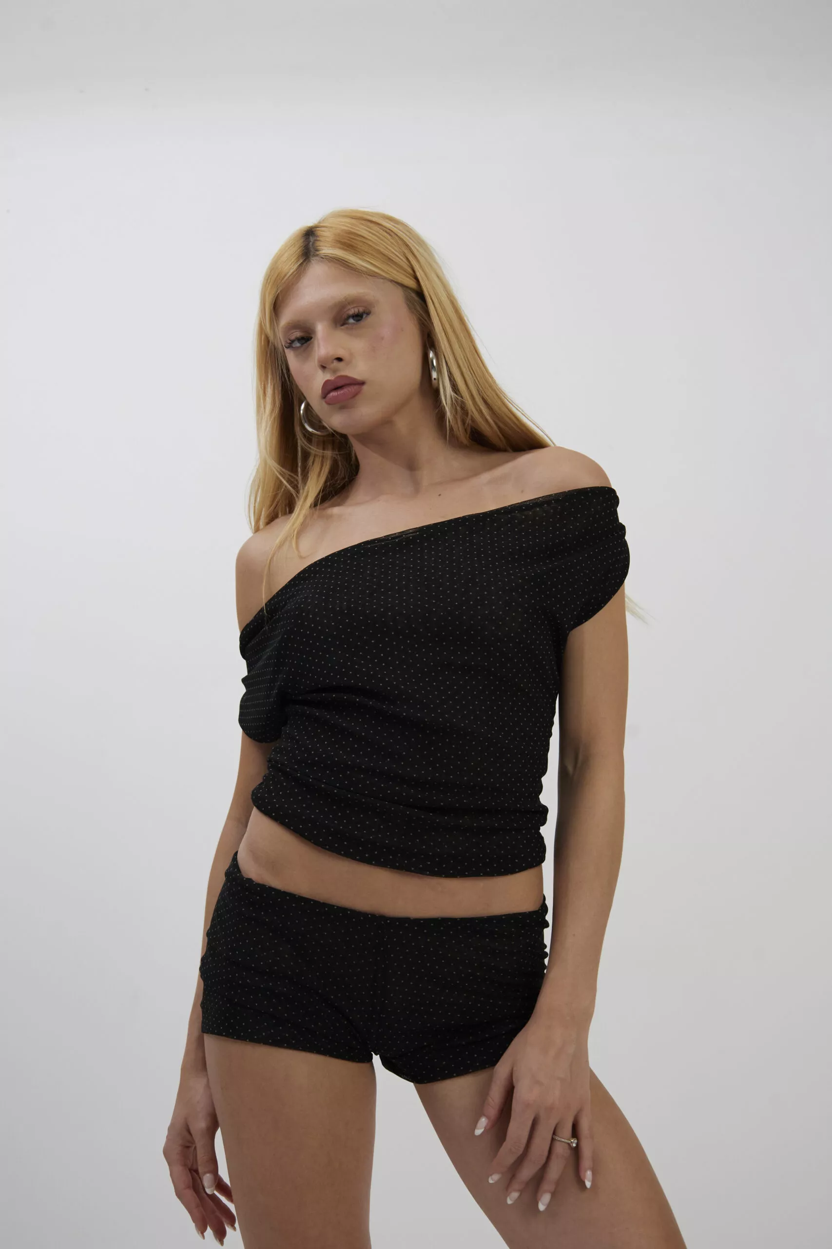 Blusa Ombro Caído Mini Poá Preto